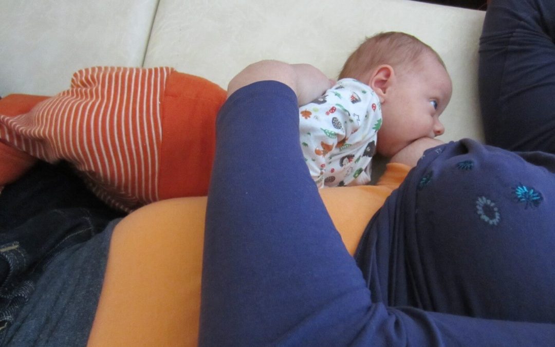 Szoptatási pozíciók és segítség a szoptatásban